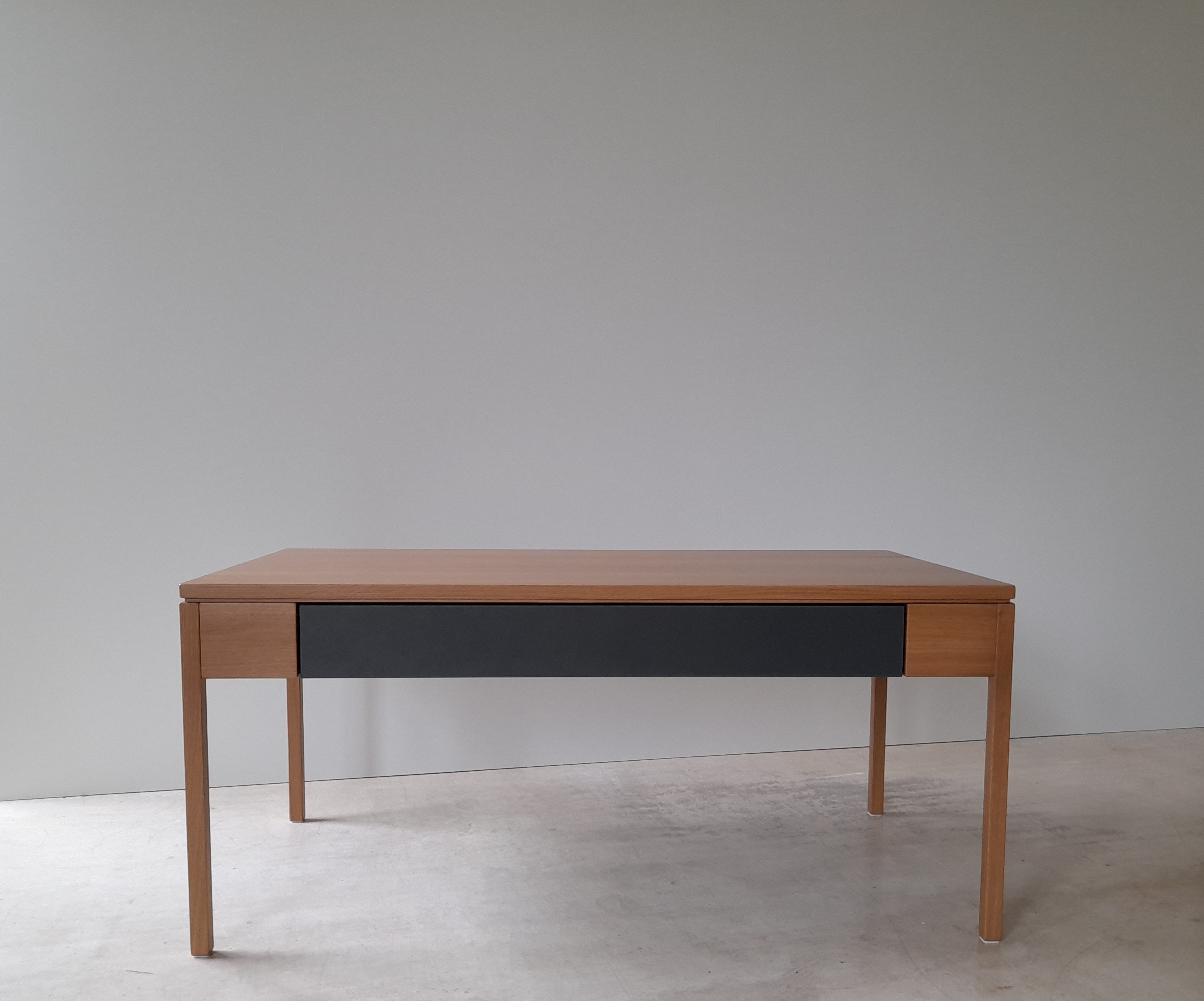 H.-R. Fröhlich Möbelwerkstätte - Innenausbau; Couchtisch massiv Eiche; Oberflächenanpassung; TIP-ON Funktion; grifflos; integrierter Schubkasten