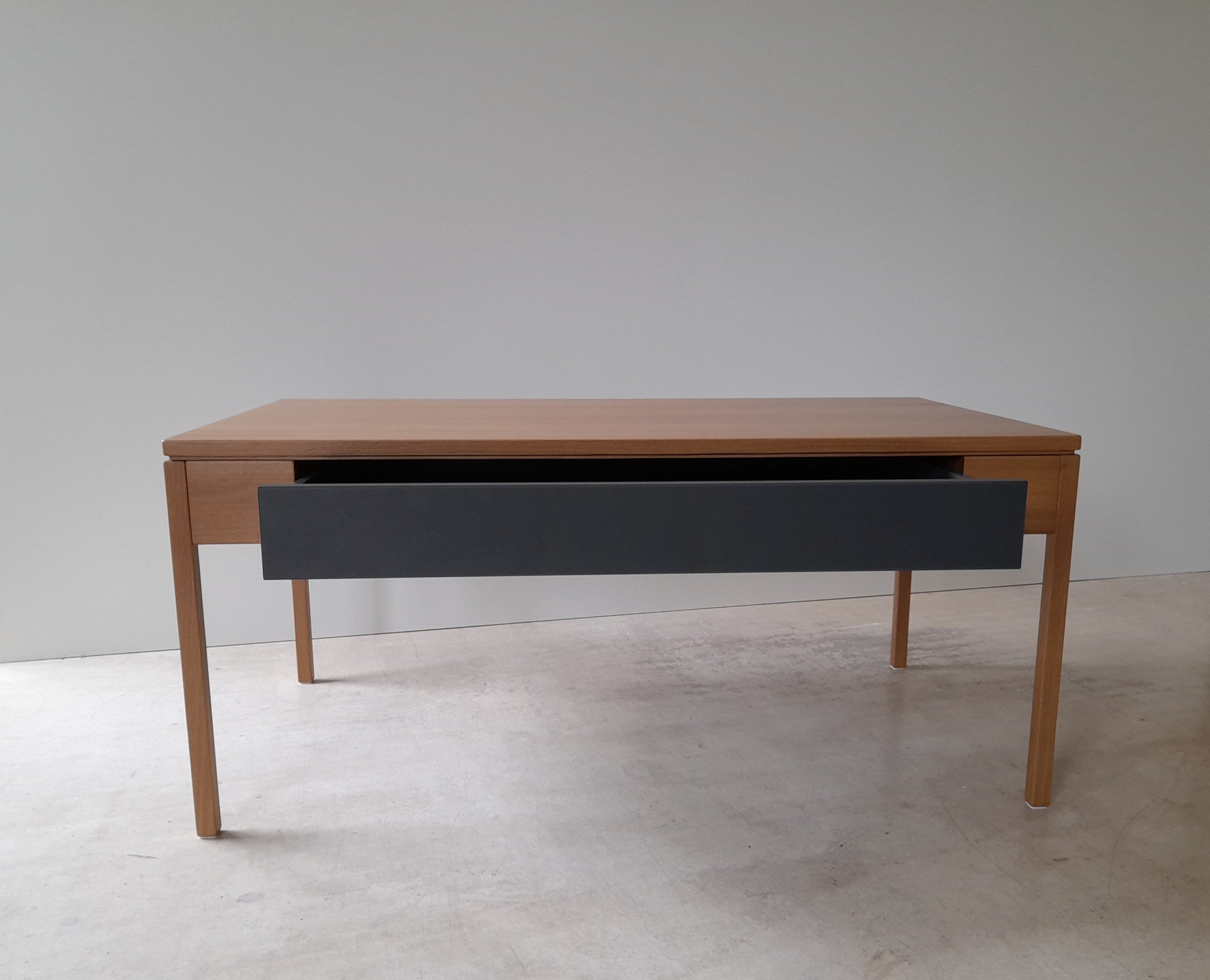 H.-R. Fröhlich Möbelwerkstätte - Innenausbau; Couchtisch massiv Eiche; Oberflächenanpassung; TIP-ON Funktion; grifflos; integrierter Schubkasten