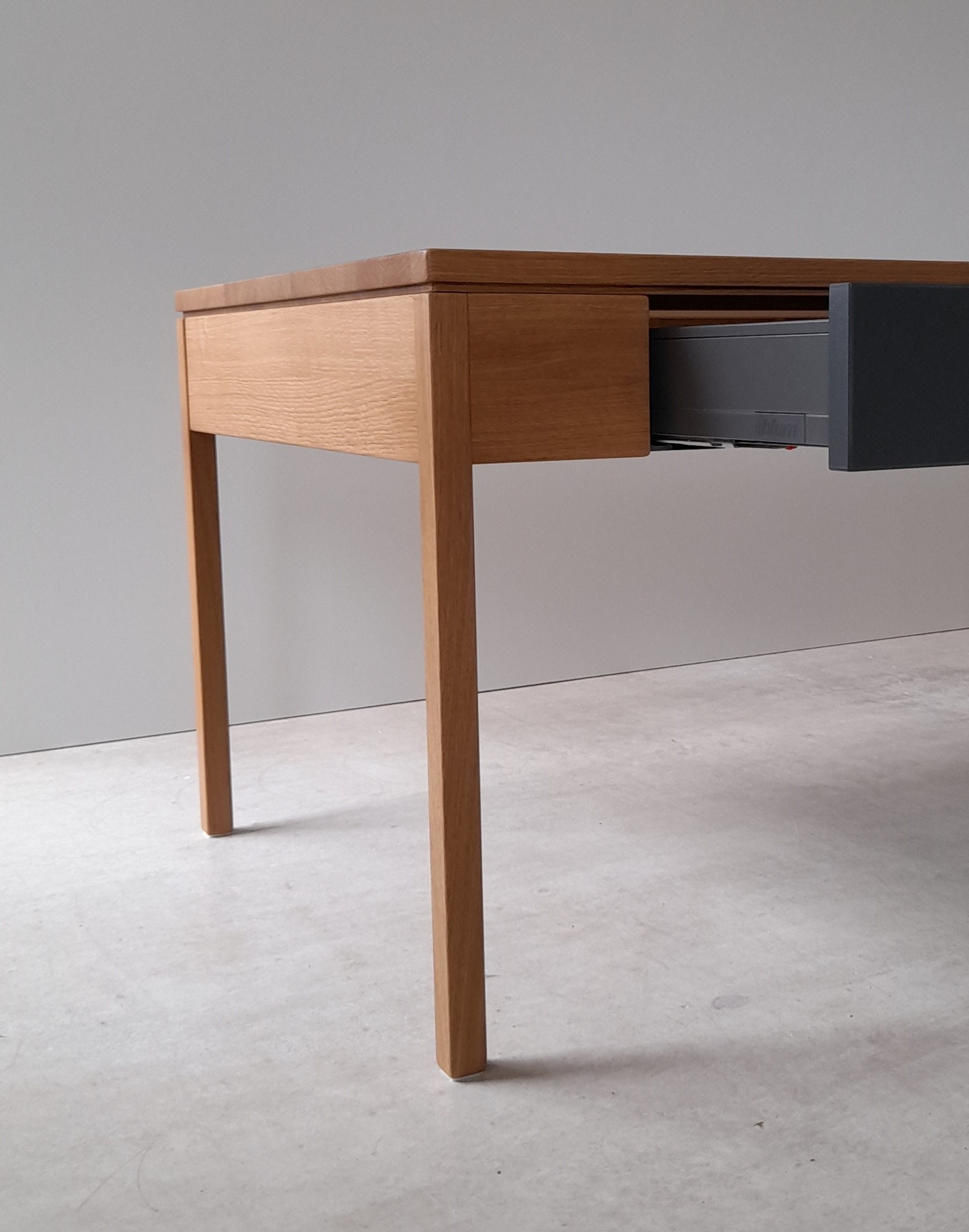 H.-R. Fröhlich Möbelwerkstätte - Innenausbau; Couchtisch massiv Eiche; Oberflächenanpassung; TIP-ON Funktion; grifflos; integrierter Schubkasten